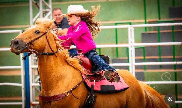 Em sua primeira competição, menina de 8 anos de Jardim Alegre brilha na prova dos Três Tambores na Expovale 2025