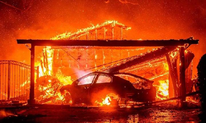 Fogo avança em Los Angeles, e polícia emite ordem de retirada em área perto da Calçada da Fama