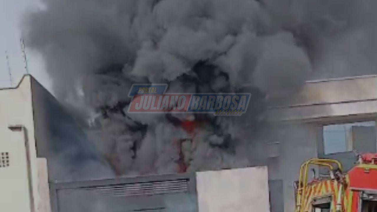 Incêndio atinge garagem residencial e destrói dois veículos em Ivaiporã