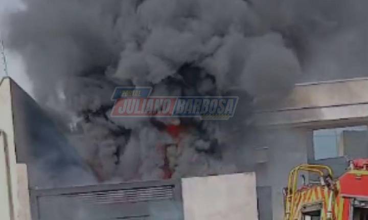 Incêndio atinge garagem residencial e destrói dois veículos em Ivaiporã