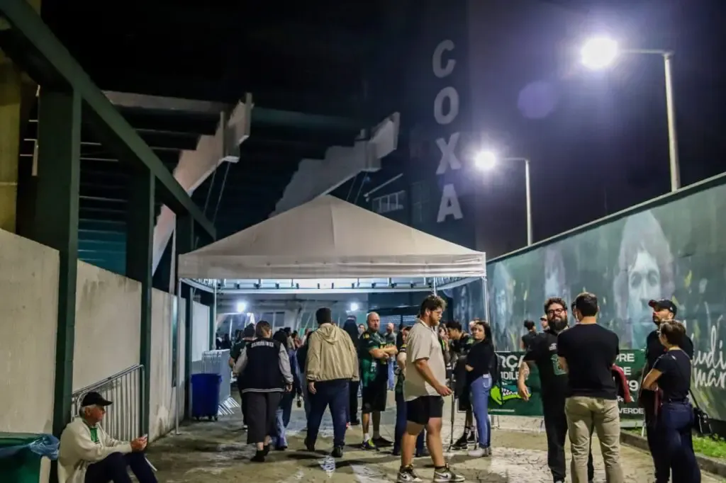 Atletas de Curitiba que morreram em tombamento de ônibus são velados no estádio Couto Pereira