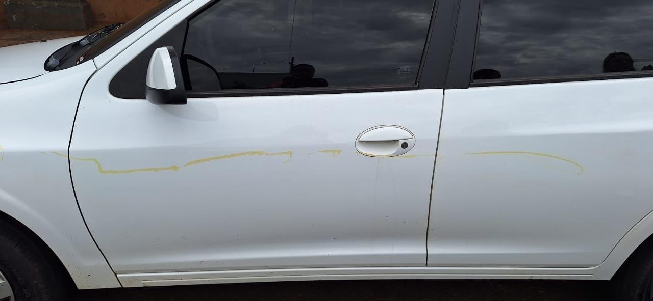 Mulher danifica veículos estacionados próximo à escola de Jardim Alegre; imagens de câmeras de segurança registraram ação.