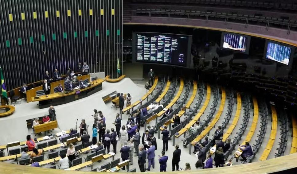 Escala 6x1: proposta sobre redução de jornada alcança assinaturas e será protocolada, diz deputada