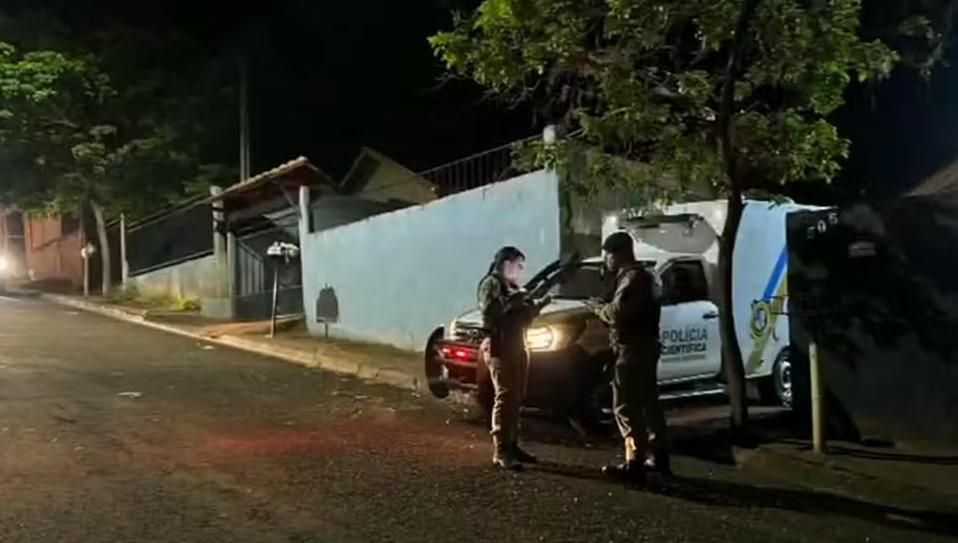 Homem é morto a tiros enquanto segurava filho de sete anos no colo; criança ficou em estado gravíssimo e morreu no hospital