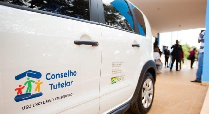 Mulher expulsa filhos de 3 e 5 anos de casa e PM encontra crianças perdidas com mochila nas costas