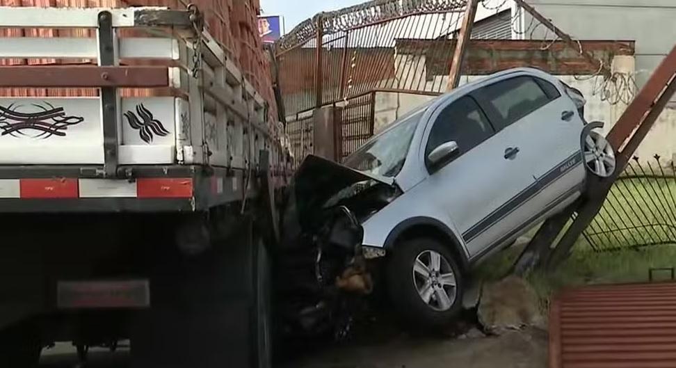Oito veículos se envolvem em engavetamento em avenida de Londrina
