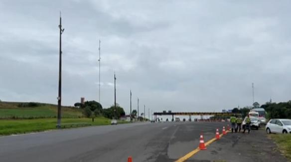 Ônibus com 34 passageiros que saiu de Maringá tomba na Castelo Branco, no interior de SP