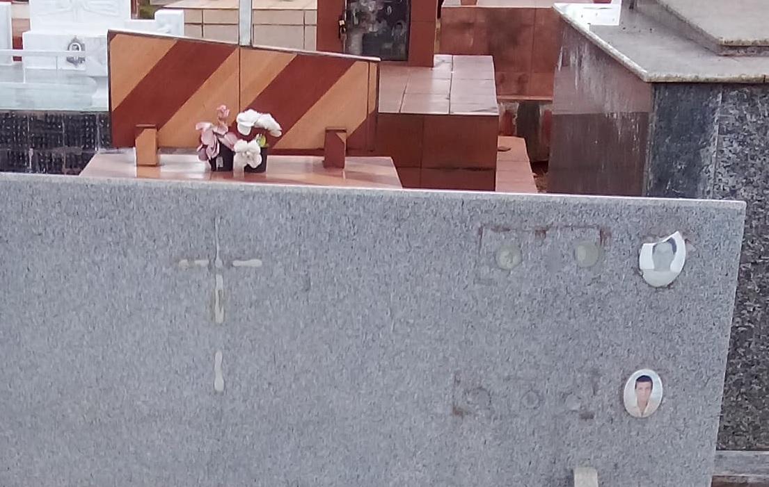 Túmulos são danificados novamente no cemitério municipal de Jardim Alegre
