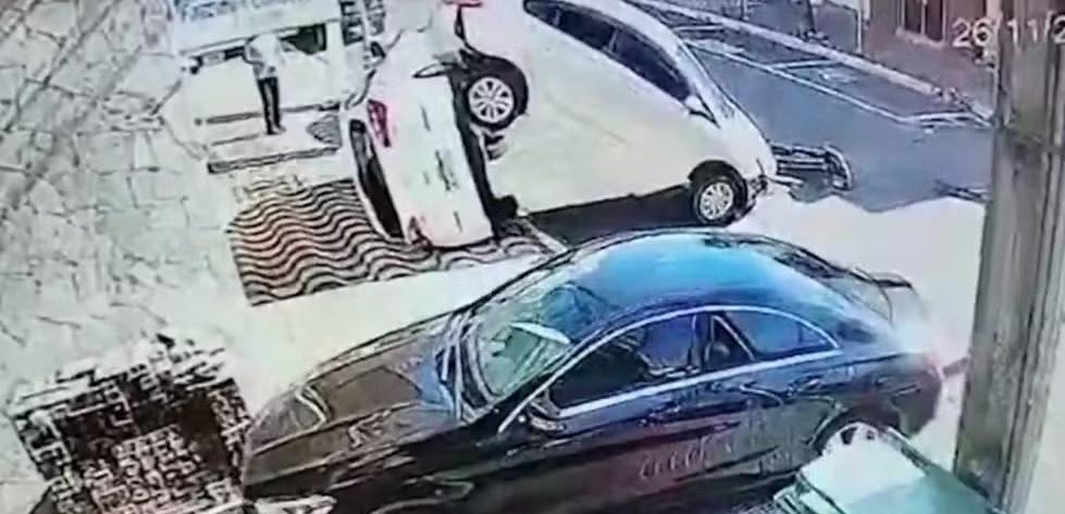 VÍDEO: Carro em marcha à ré sobe em veículo estacionado em Apucarana