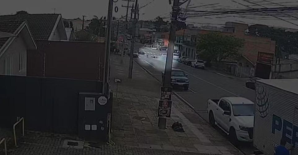 Mãe fica gravemente ferida após se jogar na frente de carro para salvar criança de atropelamento no Paraná