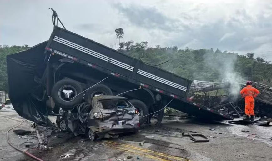 Acidente deixa ao menos 18 mortos em Minas Gerais
