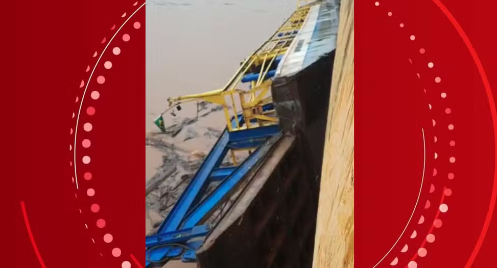 Balsa bate contra estrutura de ponte durante cheia no Rio Ivaí