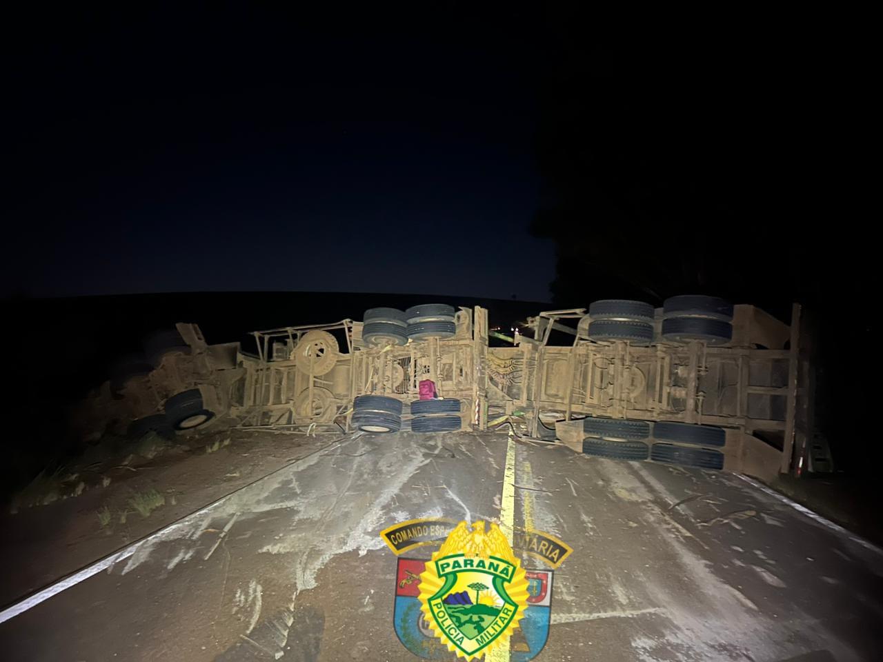 Colisão frontal entre veículo e caminhão com toras interdita a rodovia entre Cruzmaltina e Lidianópolis