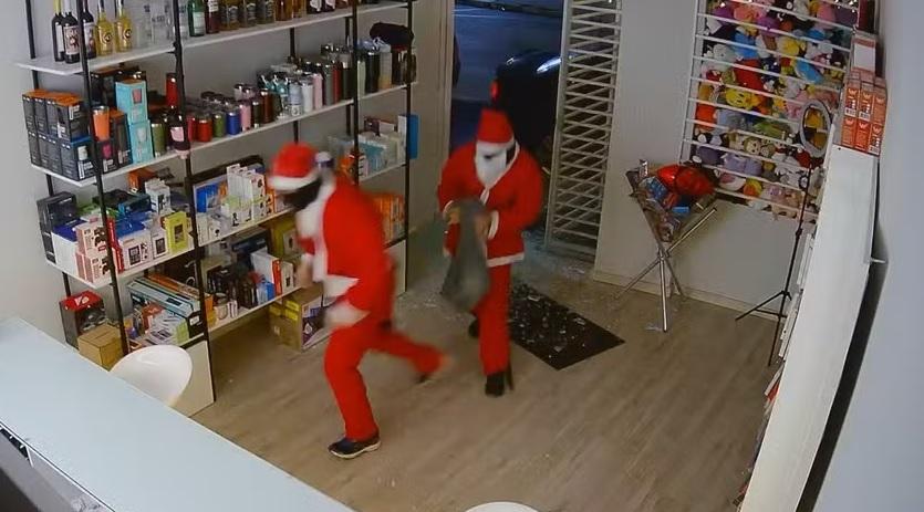 Criminosos vestidos de Papai Noel invadem e furtam loja de eletrônicos em MG