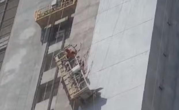 Em Londrina, trabalhadores ficam pendurados a 45 metros de altura após andaime desnivelar em obra