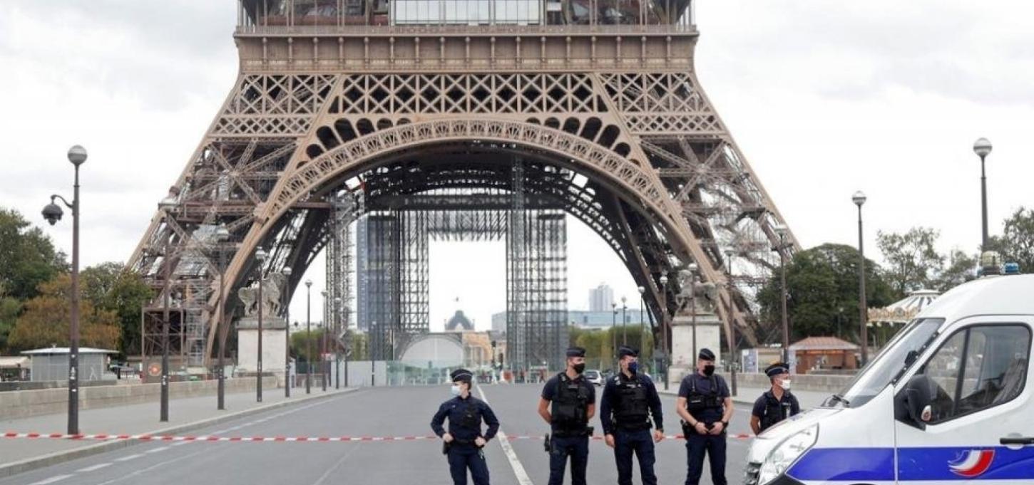 Incêndio atinge a Torre Eiffel, em Paris