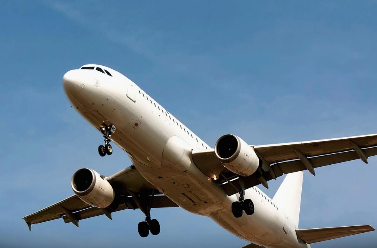 Avião decolou em 2025 e pousou em 2024. Entenda: