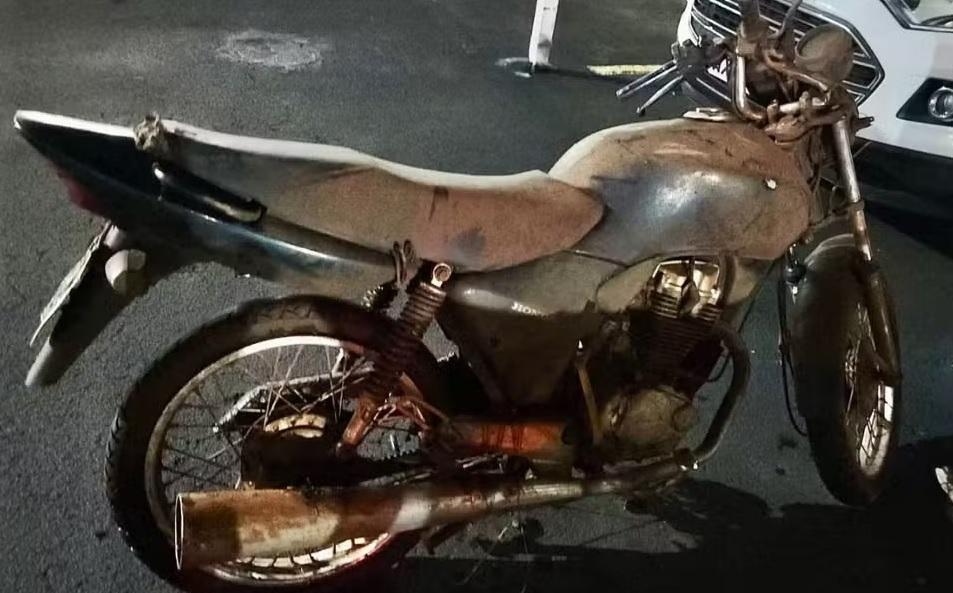 Durante pesca, homem encontra moto dentro de lago em Londrina