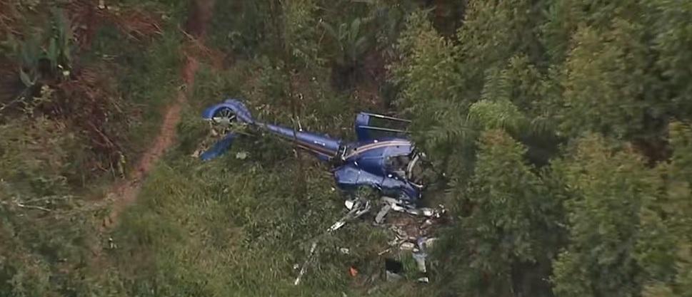 Helicóptero cai em SP; piloto e criança são resgatados com vida; buscas continuam