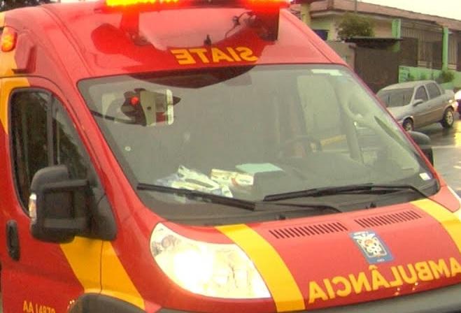 Mulher fica ferida após colidir carro contra o muro da Universidade Federal em Apucarana