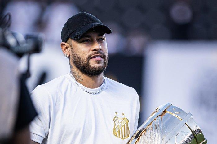 Neymar chega ao Brasil nesta sexta e vários shows estão programados; Acompanhe ao vivo a chegada do craque