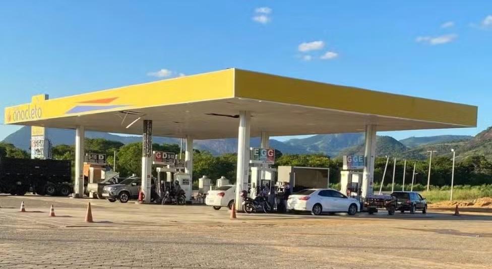 Pai esquece filhas de 6 e 10 anos em posto de gasolina e retorna 40 km para buscá-las no ES