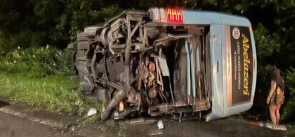 Acidente entre ônibus e caminhões deixa 15 feridos na BR-376, no Paraná