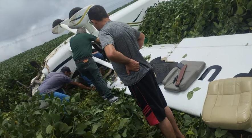 Avião cai na cidade de Reserva e piloto que era o único ocupante, não se feriu