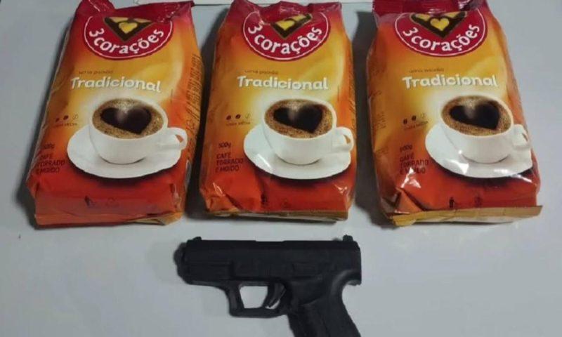 Homem é preso em Minas Gerais após furtar café em supermercado com arma falsa