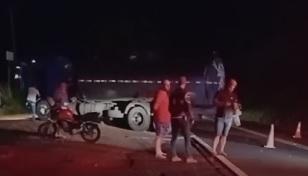 Motociclista se fere ao colidir com caminhão em Jardim Alegre
