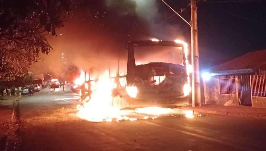 Ônibus voltam a circular em Londrina após noite de protestos com ônibus incendiado
