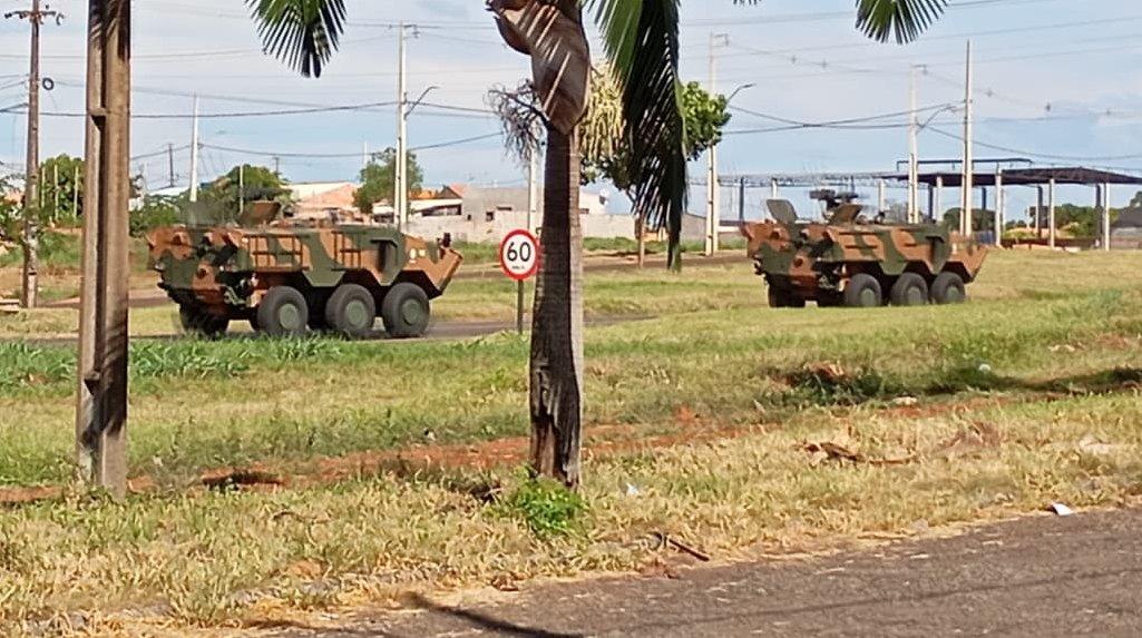 Blindados do Exército chamam a atenção de moradores em Jardim Alegre