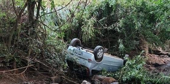 Carro com seis ocupantes cai em lago em Jardim Alegre; entre as vítimas estão quatro crianças