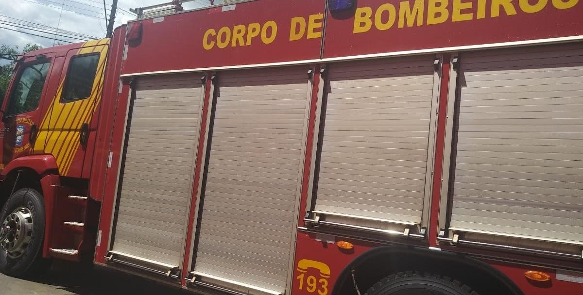 Carro pega fogo na PRC-466, próximo à Coamo, em Ivaiporã