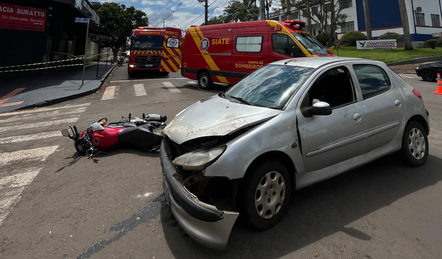 Colisão entre carro e moto deixa homem ferido em Ivaiporã
