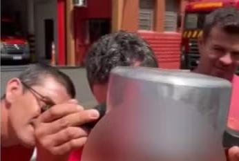 Criança de dois anos fica com panela de pressão presa na cabeça, no Paraná