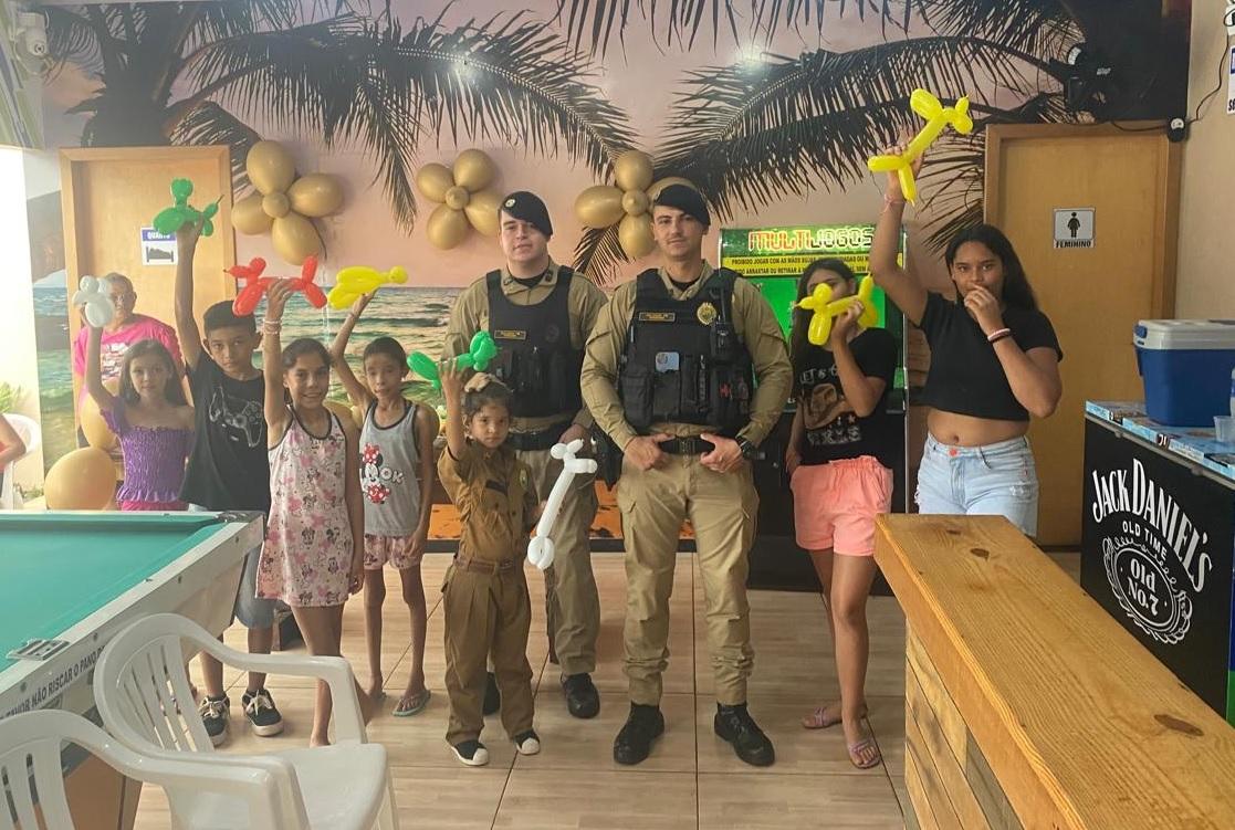 Em Jardim Alegre, Policiais Militares realizam sonho de garotinha, vão a festa de aniversário e fazem mágica para alegrar as crianças