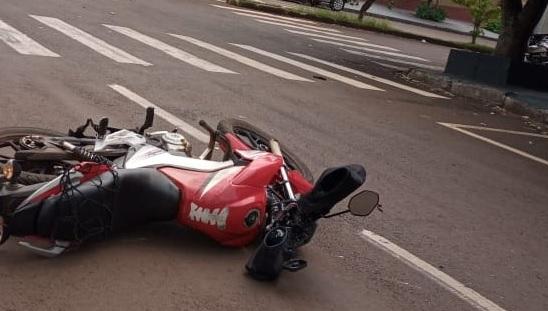 Motociclista de 56 anos fica ferido em acidente no centro de Ivaiporã