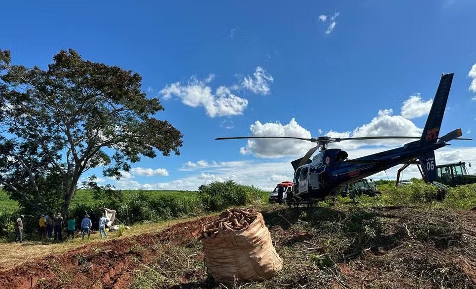 Trabalhador rural sendo socorrido após acidente com trator