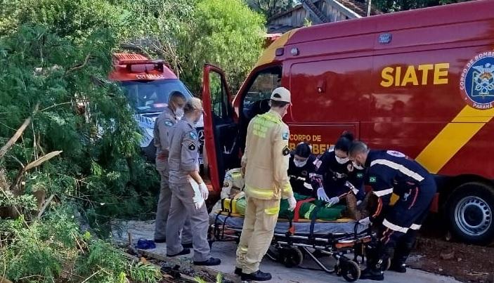 Poste energizado cai sobre trabalhador em Ivaiporã