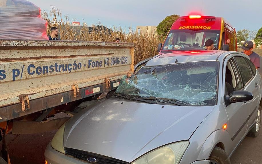 Carro colide com caminhão estacionado em Ivaiporã