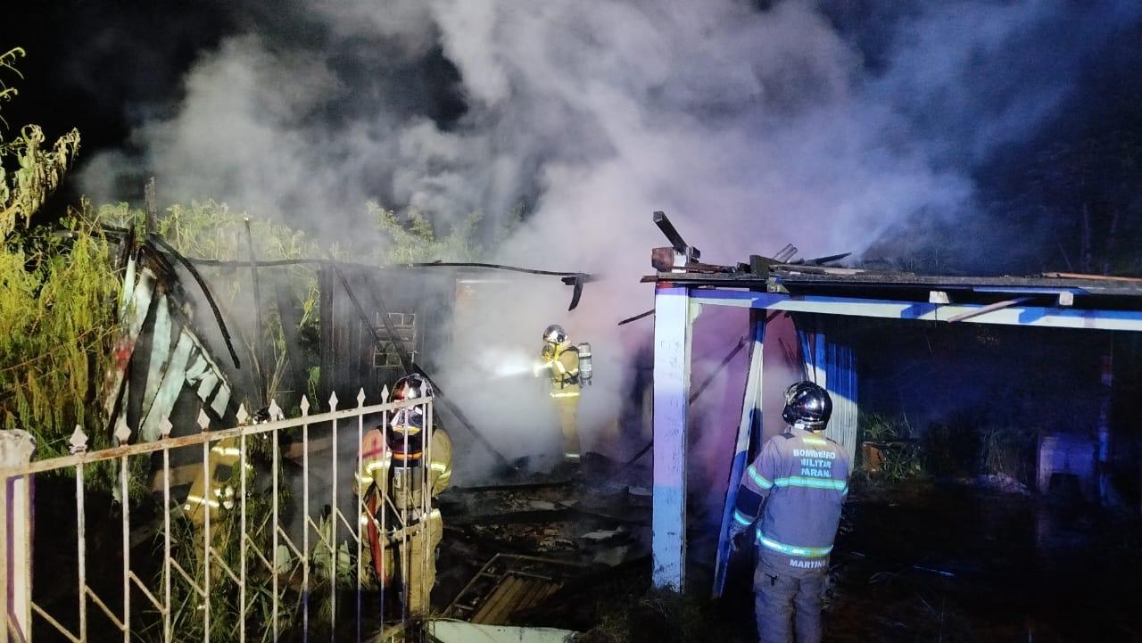 Casa abandonada é destruída por incêndio em Ivaiporã