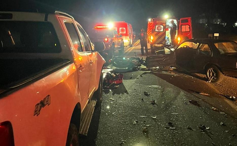 Colisão entre dois carros e uma moto deixa dois feridos na PRC-466 em Jardim Alegre
