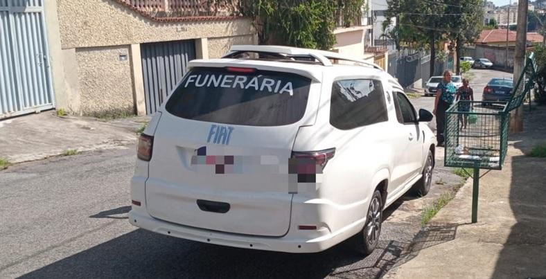 Homem furta carro de funerária com corpo dentro em Minas Gerais