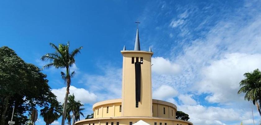 Igreja de Jardim Alegre coloca faixa preta em sinal de luto pela morte do Papa Francisco