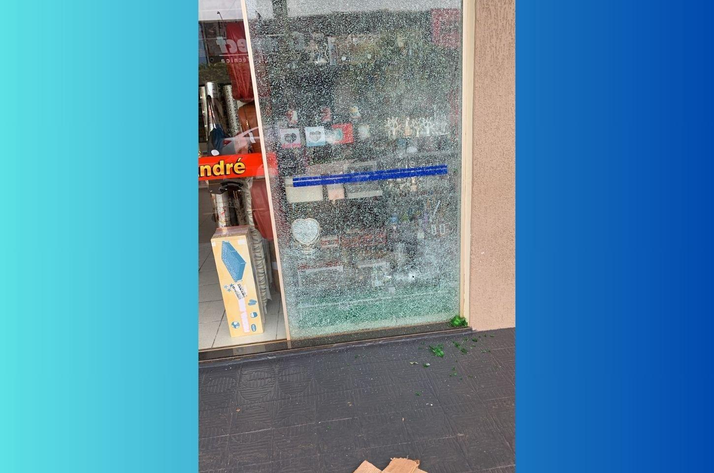 Vândalos danificam vidro da Livraria André de Jardim Alegre