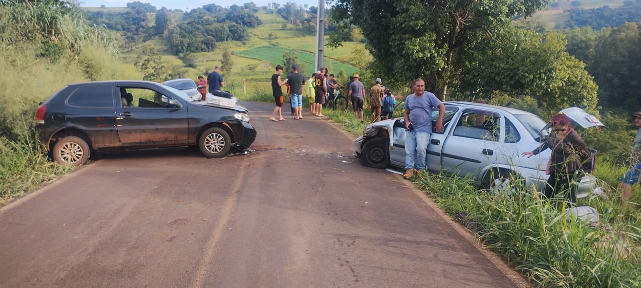 Acidente entre dois carros deixa cinco feridos na rodovia que liga a Arapuã