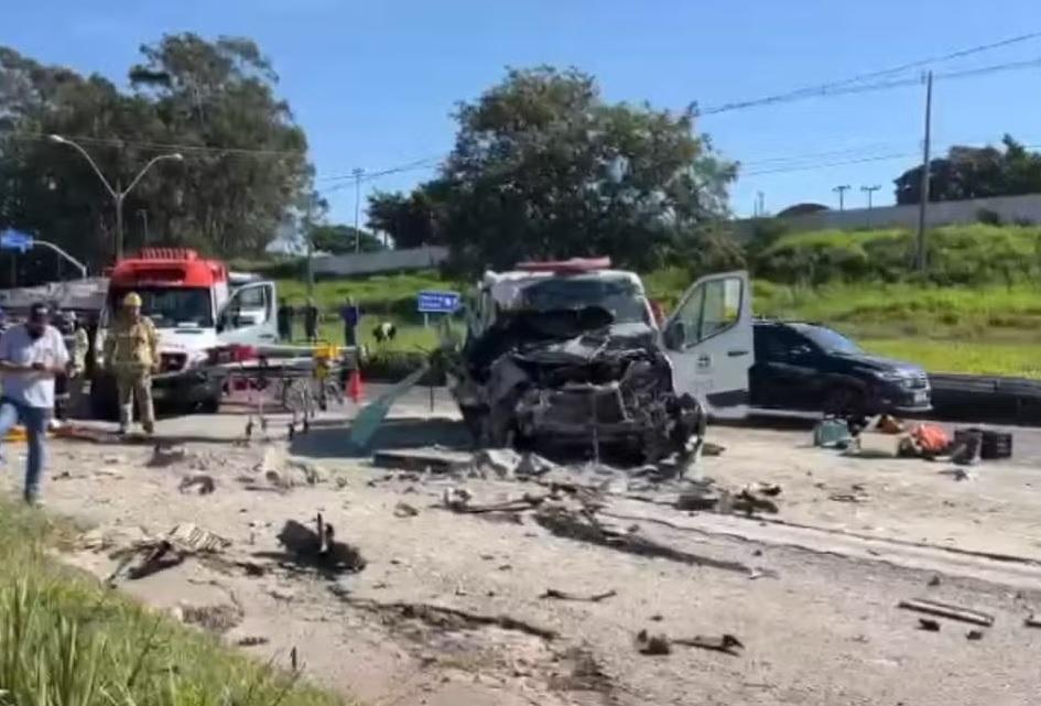 Câmera registra acidente grave entre caminhão e ambulância no Paraná; uma pessoa morreu