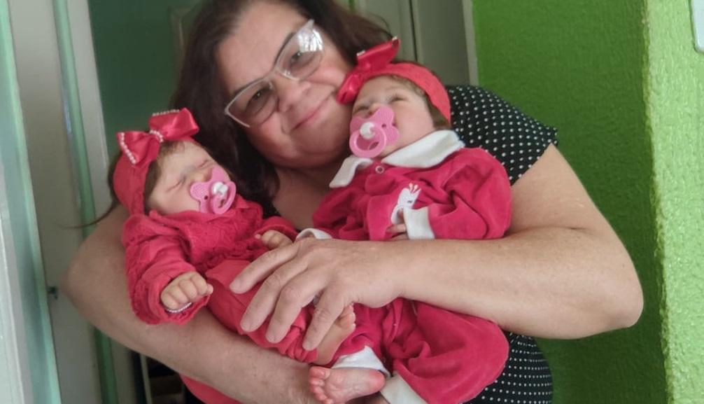 Moradora de Jardim Alegre faz sucesso produzindo bebês reborn