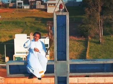 Padre Laércio, natural de Jardim Alegre, viraliza ao gravar vídeo em cruz de igreja para fazer convite